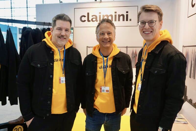 Flotte Messe- Stand mit Florian, Felix und Michael in einem gelben claimini hoodie